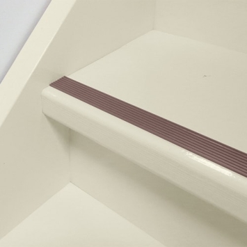 antislip gebroken witte trap met bruine strip